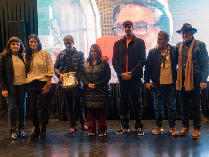 La ciudad homenajeó a Carlos Omar “Oso” Bareilles en el día del Locutor