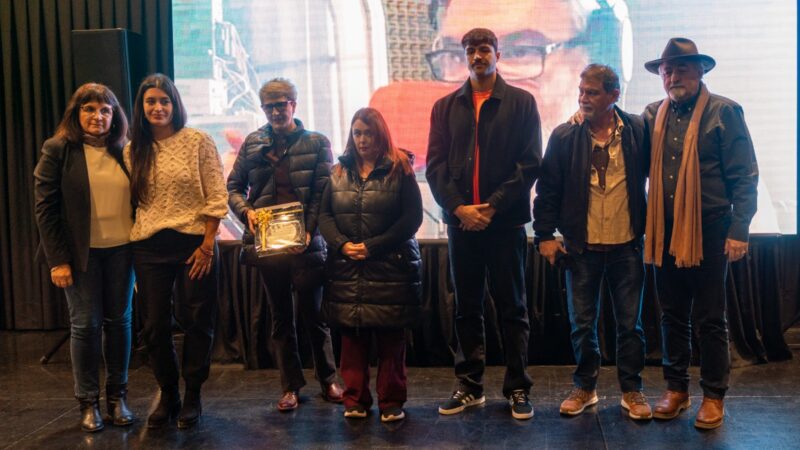 La ciudad homenajeó a Carlos Omar “Oso” Bareilles en el día del Locutor