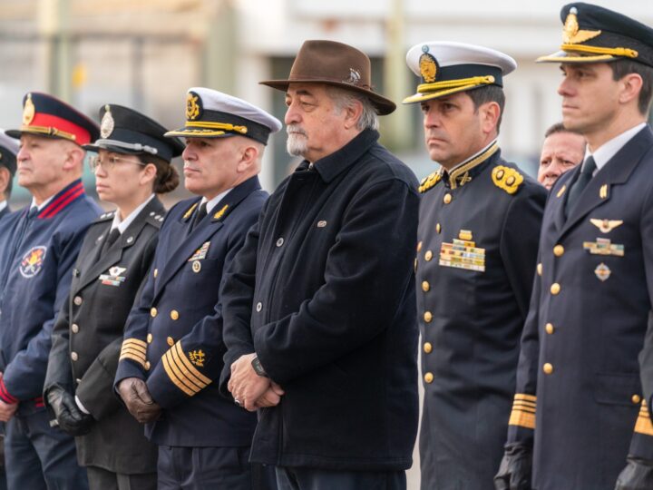 Othar encabezó el acto central por el 210° aniversario de la Independencia en el barrio 9 de Julio