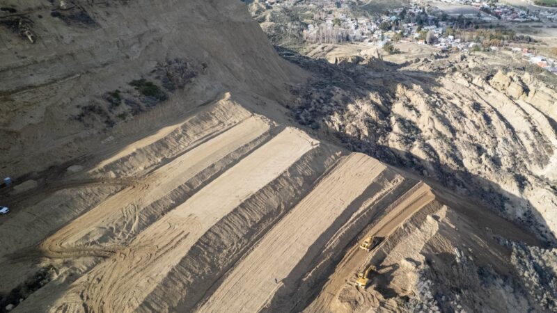 Avanzan los trabajos de aterrazamiento en la ladera del Cerro Hermitte