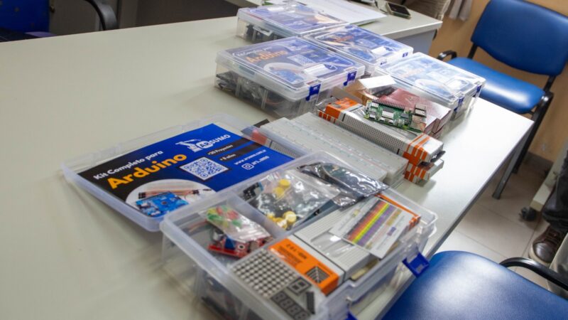 El Municipio entregó equipamiento de robótica a la Escuela 742