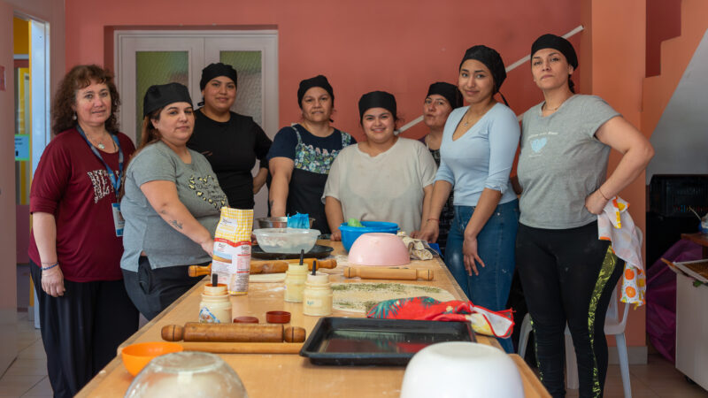 Asistió al Jardín Maternal Evita y hoy cocina a los niños con amor, cuidado y conciencia