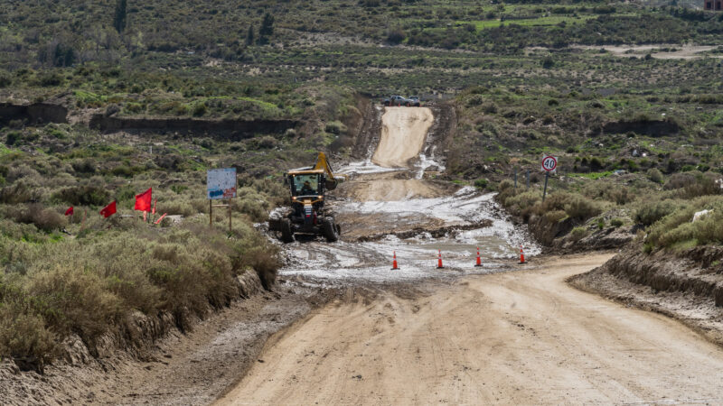 Continúa el reacondicionamiento vial en calles y caminos principales de Comodoro
