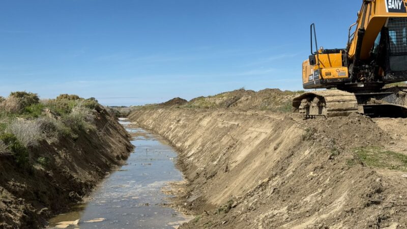 El Municipio desplegó maquinaria en zona norte y sur para optimizar caminos y drenajes