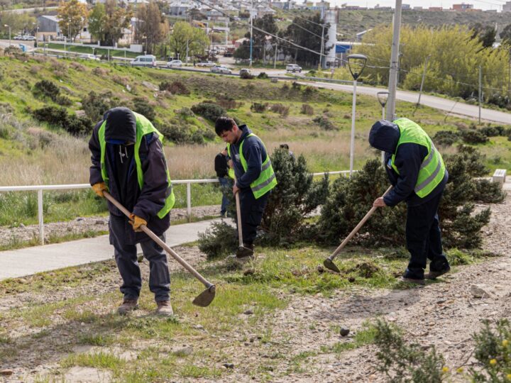 Continúan las tareas de reacondicionamiento de espacios públicos en distintos puntos de Comodoro