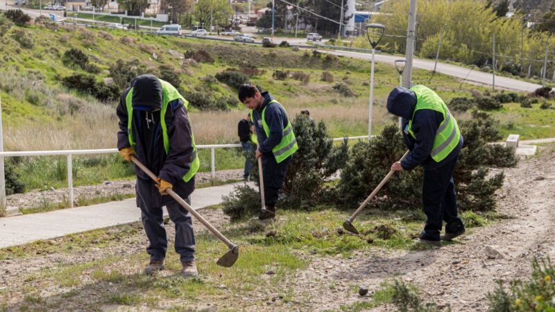 Continúan las tareas de reacondicionamiento de espacios públicos en distintos puntos de Comodoro