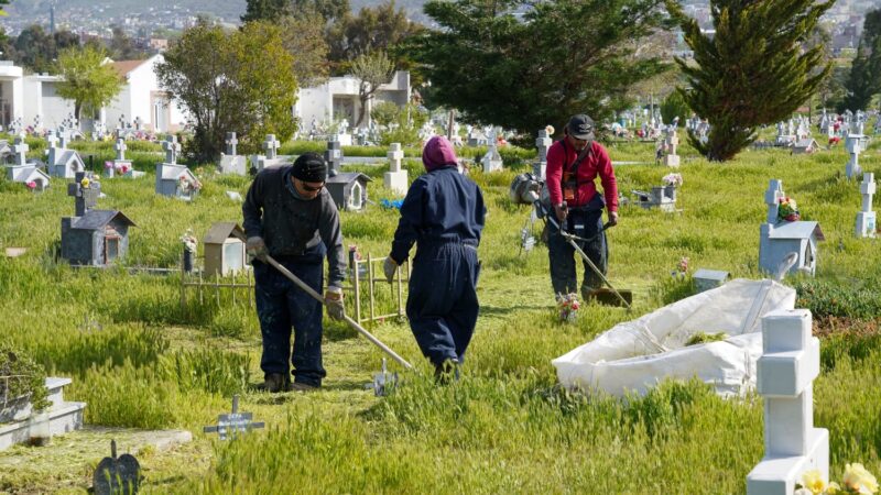 El Municipio desplegó un operativo de reacondicionamiento en los cementerios Oeste y Km. 9